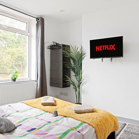 Stanion Luxurious 3 Bedroom Modern House Northamptonshire, Double, Twins, Single, Free Parking, Free Wi-Fi, Pets, Up To 8 Sleeps, 4 Smart Tvs Corby Exteriör bild