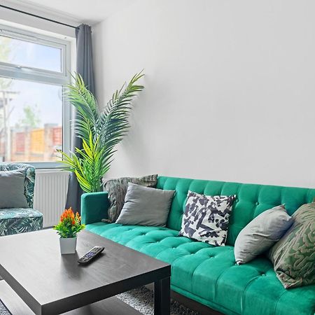 Stanion Luxurious 3 Bedroom Modern House Northamptonshire, Double, Twins, Single, Free Parking, Free Wi-Fi, Pets, Up To 8 Sleeps, 4 Smart Tvs Corby Exteriör bild
