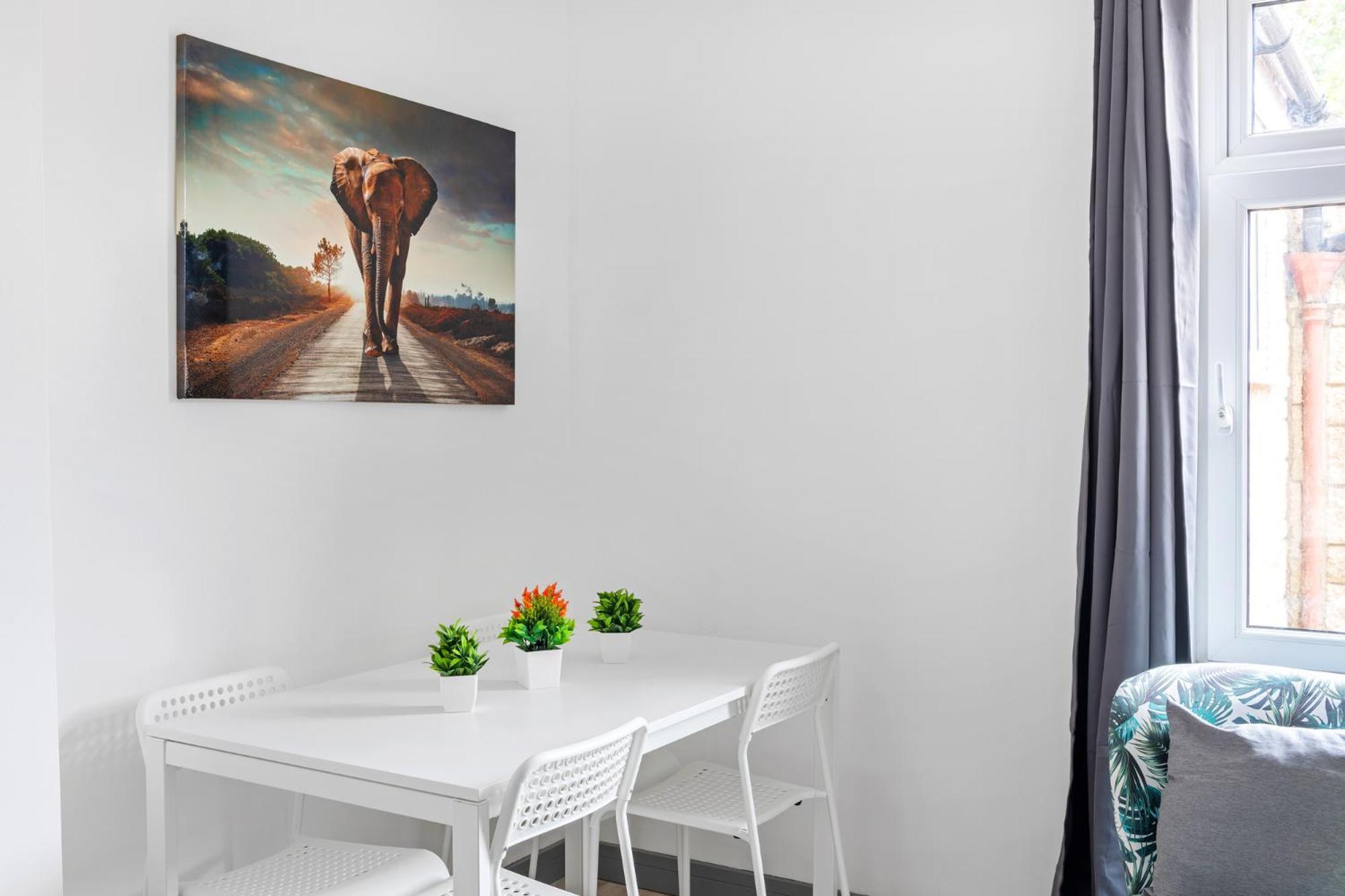 Stanion Luxurious 3 Bedroom Modern House Northamptonshire, Double, Twins, Single, Free Parking, Free Wi-Fi, Pets, Up To 8 Sleeps, 4 Smart Tvs Corby Exteriör bild