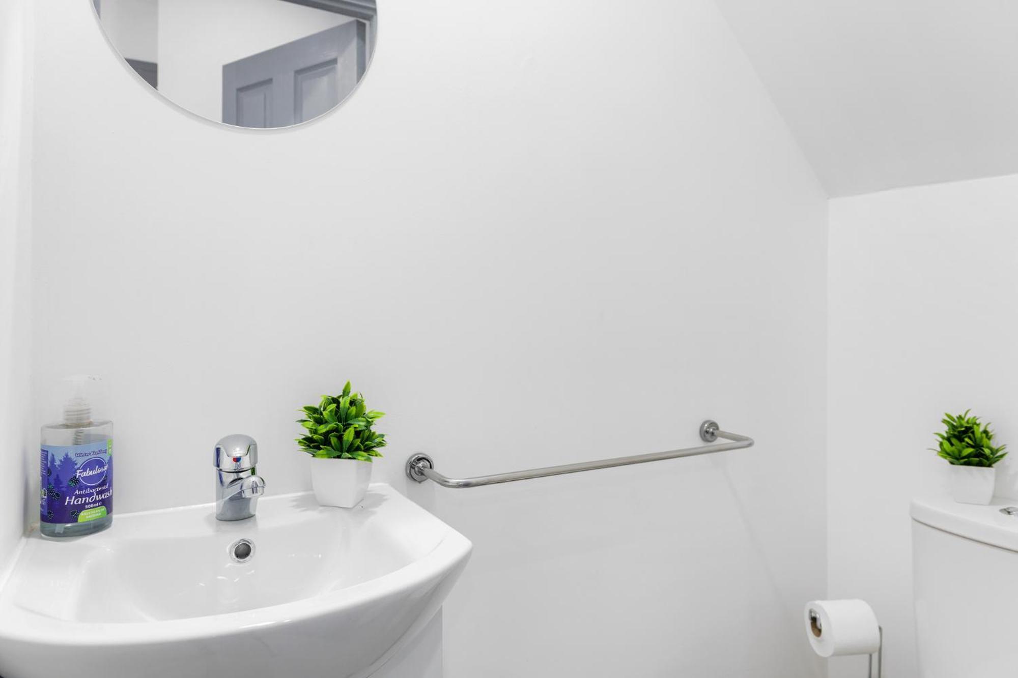 Stanion Luxurious 3 Bedroom Modern House Northamptonshire, Double, Twins, Single, Free Parking, Free Wi-Fi, Pets, Up To 8 Sleeps, 4 Smart Tvs Corby Exteriör bild
